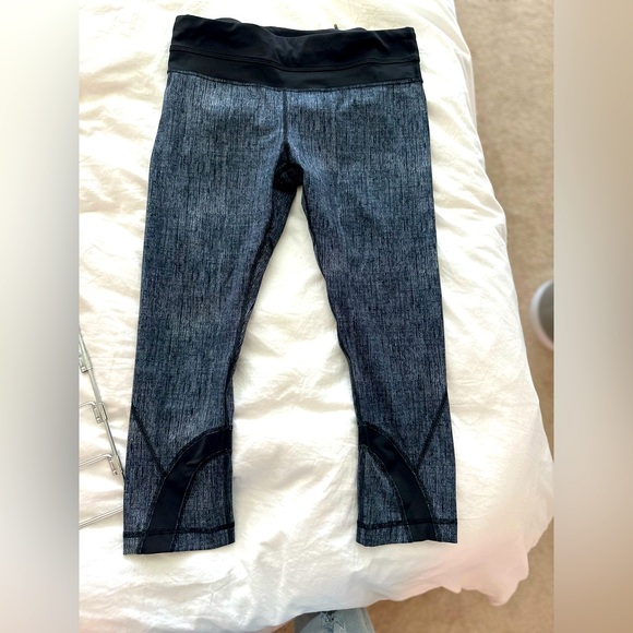 Size 4 lightly worn workout leggings - Picture 2 of 2